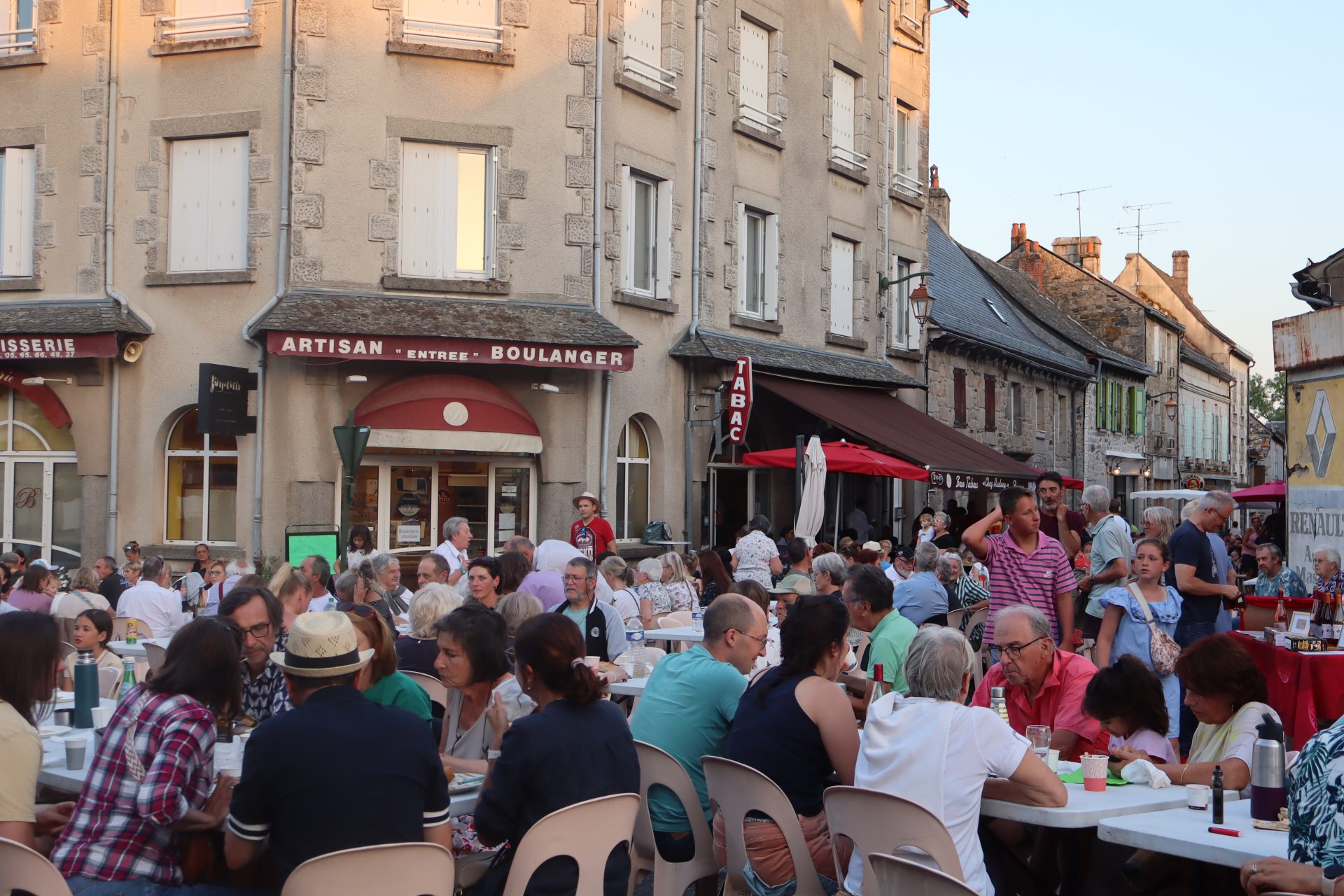 Lire la suite à propos de l’article Jeudi 14 août : avant dernier soir des Anim’Argences, venez fêter l’été à Argences en Aubrac