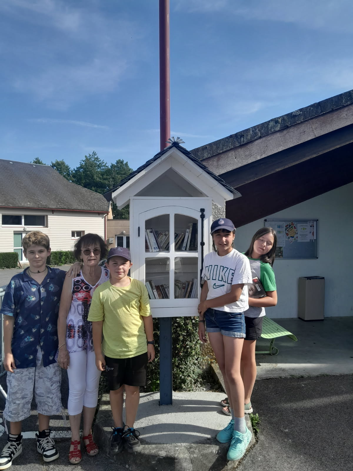 Lire la suite à propos de l’article Le Conseil Municipal des Jeunes d’Argences en Aubrac célèbre ses projets : une boîte à livres et une aire de jeux